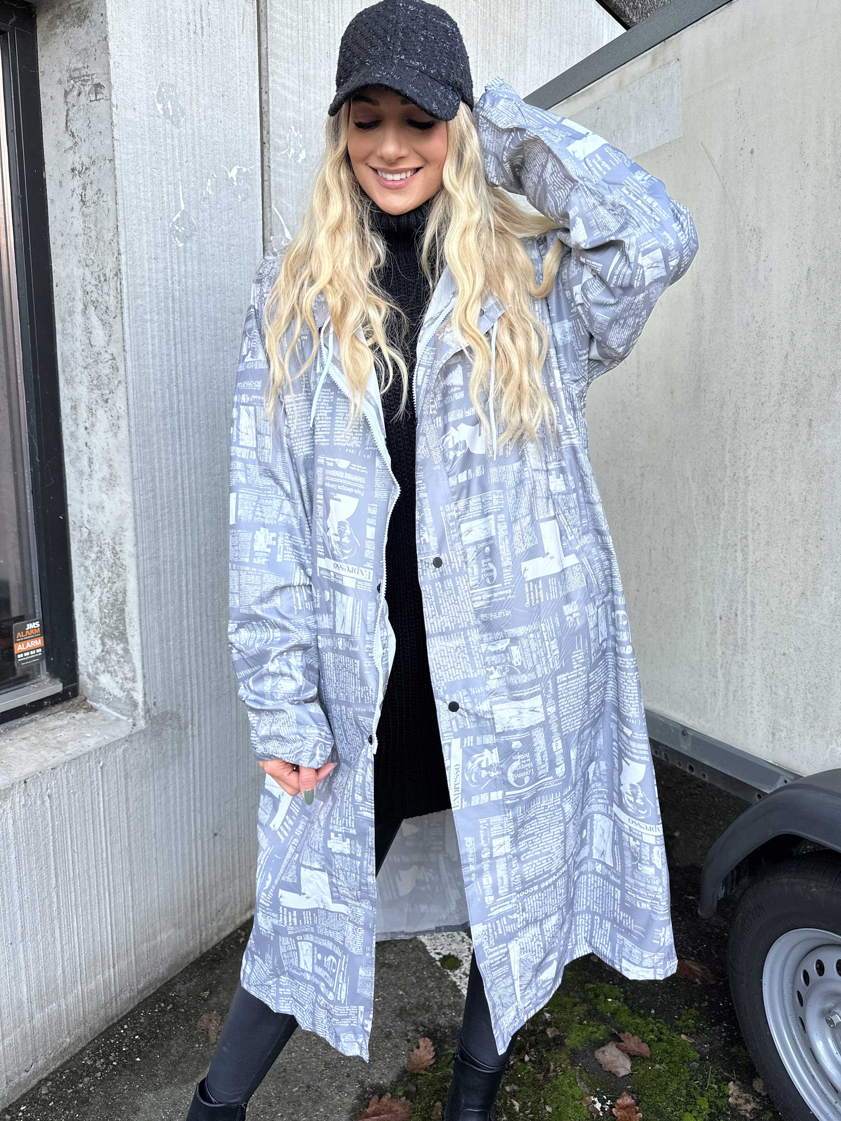 Reina Print - Regnjacka med tidningstryck